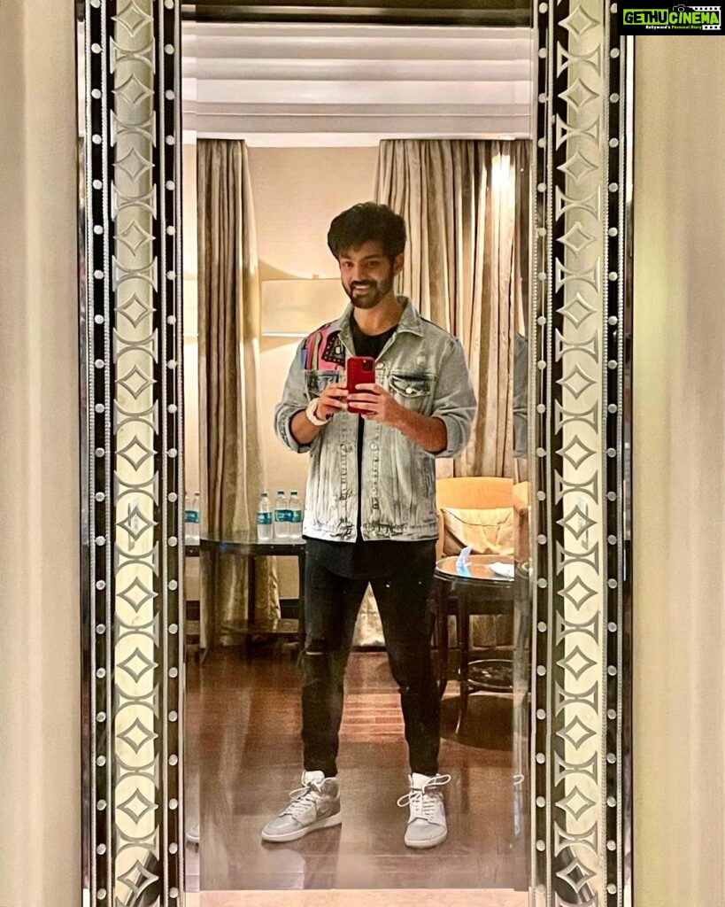 Mahat Raghavendra Instagram - #mirrorselfie 🙂