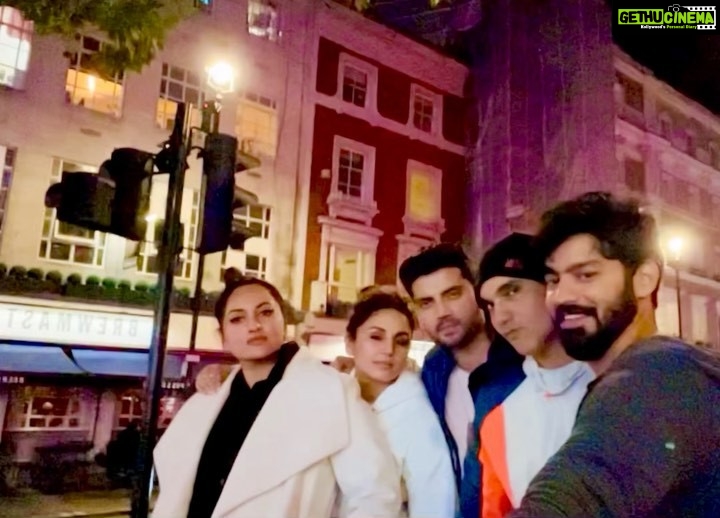 Mahat Raghavendra Instagram - Miss you guyssssss 😘❤️ @aslisona @iamhumaq @iamzahero #mudassaraziz #doublexl #londondairies