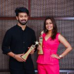 Mahat Raghavendra Instagram - When friends are winners 🏆 Winning an award along with your Best friend is always a moment to cherish 🎉 @mahatofficial 🤗😄 “Fashion Icon film / Fashion Icon television” 😍 Thank u @sifaawardsofficial @ajitmenon_trendz 😍 On the cover of @she_india 😍 #sifa2022 #bestfriends #awards