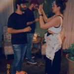 Mahat Raghavendra Instagram - Masti ka size bhi #DoubleXL hona chahiye 😂😂😂 How did you like this magic trick??? Wanted to try on @iamhumaq but she is not in town 😂😂😂 Starring @mahatofficial and @aslisona Shot by @iamzahero Special appearance by our director @satramramani 😂 #magicslap #masti #justjoking For more such masti please watch #DoubleXL in cinemas near you on 4th November 🙌🏼