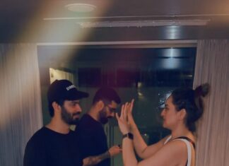 Mahat Raghavendra Instagram - Masti ka size bhi #DoubleXL hona chahiye 😂😂😂 How did you like this magic trick??? Wanted to try on @iamhumaq but she is not in town 😂😂😂 Starring @mahatofficial and @aslisona Shot by @iamzahero Special appearance by our director @satramramani 😂 #magicslap #masti #justjoking For more such masti please watch #DoubleXL in cinemas near you on 4th November 🙌🏼