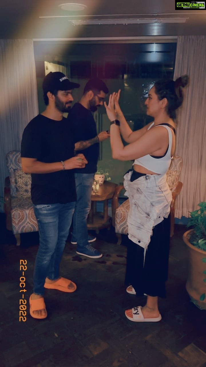 Mahat Raghavendra Instagram - Masti ka size bhi #DoubleXL hona chahiye 😂😂😂 How did you like this magic trick??? Wanted to try on @iamhumaq but she is not in town 😂😂😂 Starring @mahatofficial and @aslisona Shot by @iamzahero Special appearance by our director @satramramani 😂 #magicslap #masti #justjoking For more such masti please watch #DoubleXL in cinemas near you on 4th November 🙌🏼