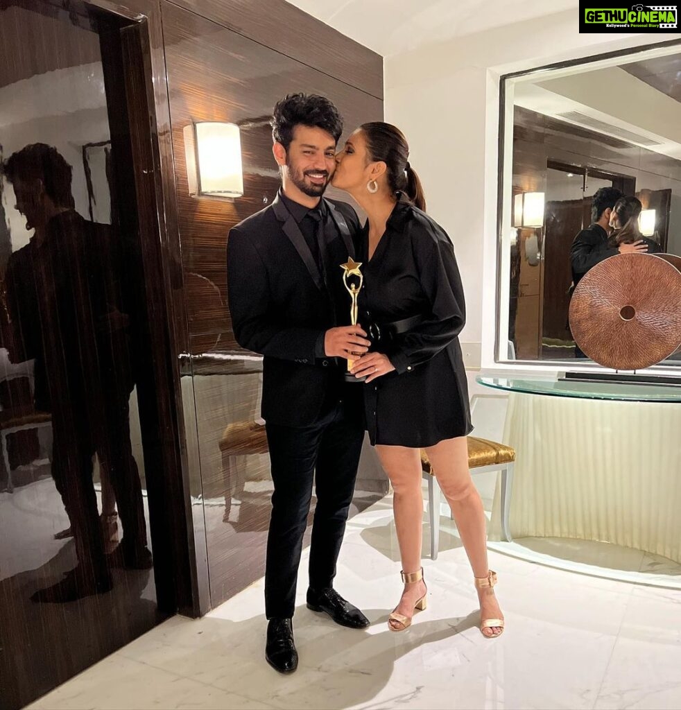 Mahat Raghavendra Instagram - Iconic gold best debutante award for DoubleXL - something I will cherish all my life ❤️ Beyond my expectation, a break in a Hindi movie ( What else one could ask for) All my inhibitions were taken away by a supportive star cast. It’s an honour as well as comforting to receive this especially when your hard work is being paid off. Thanks to jury for recognising and appreciating my work @iconicgoldaward Wouldn’t have ended up here without my brothers @satishfenn & @ashishrmohan 🤗 A shoutout to my producers @ashwinvarde @vipuldshahofficial & @saqibsaleem for putting your faith in me! Special thanks to my director @satramramani & writer / producer #mudassaraziz who felt I was well suited for the character “Srikanth” and aiding me in bringing out the best! Last but not the least Love you @iamzahero @iamhumaq & @aslisona for giving unconditional love and support through out this beautiful journey! And making me a part of your family! Love you guys a lot 😘🤗❤️ @artistmanagement_ind