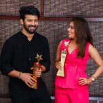 Mahat Raghavendra Instagram - When friends are winners 🏆 Winning an award along with your Best friend is always a moment to cherish 🎉 @mahatofficial 🤗😄 “Fashion Icon film / Fashion Icon television” 😍 Thank u @sifaawardsofficial @ajitmenon_trendz 😍 On the cover of @she_india 😍 #sifa2022 #bestfriends #awards