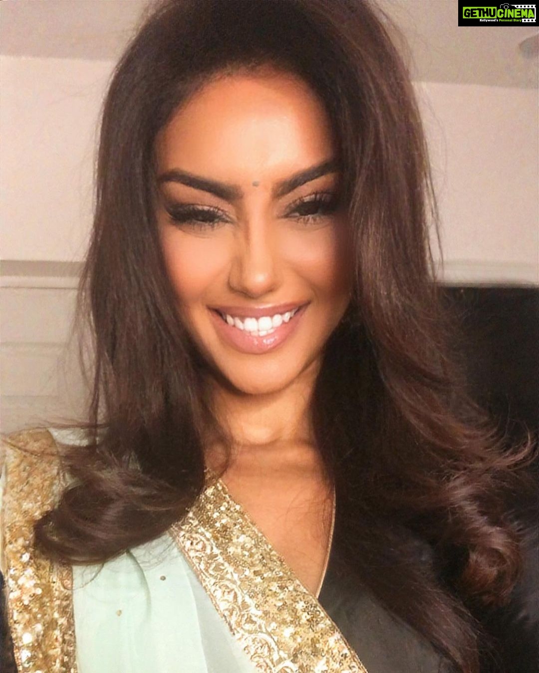 Mahek Chahal Instagram - A bit late to the game, but happy Diwali everyone 🪔💫🪔💫❤️