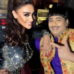 Mahek Chahal Instagram - Super fun to always meet u. @kikusharda You rocked the show!!! Always making us smile and laugh. ❤🙌🏻 #actors #comedy #travel #stage #danceperformance #live #lovemyjob #happiness #workhard