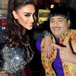Mahek Chahal Instagram – Super fun to always meet u. @kikusharda You rocked the show!!! Always making us smile and laugh. ❤️🙌🏻 

#actors #comedy #travel #stage #danceperformance #live #lovemyjob #happiness #workhard