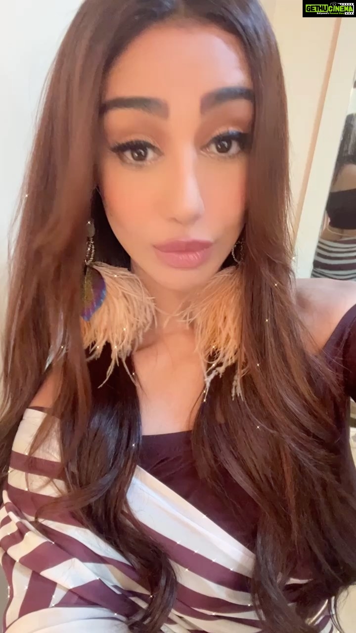 Mahek Chahal Instagram - Oh, hey there! #mahekchahal #boomerang #look #indiansarees #india #shootlife #indianwear #fashiondaily #naagin6 #makeupandhair