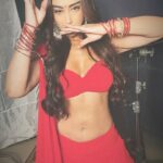 Mahek Chahal Instagram - One of my most super hit songs Frm the movie #Chameli. #SajnaVeSajna Big hug 2 @ashley_rebello for the reason behind me doing this song . Love u always. ❤️❤️🙏🏻😘