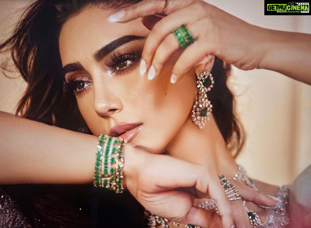 Mahek Chahal Instagram - @jaipurjewelleryshow Styled by @hoorvi.j.valaya Make up and hair @ankchikara.artistry Pic by @abhishekkhandelwal08 Creative @vrindaarora @sfactor.besocial India