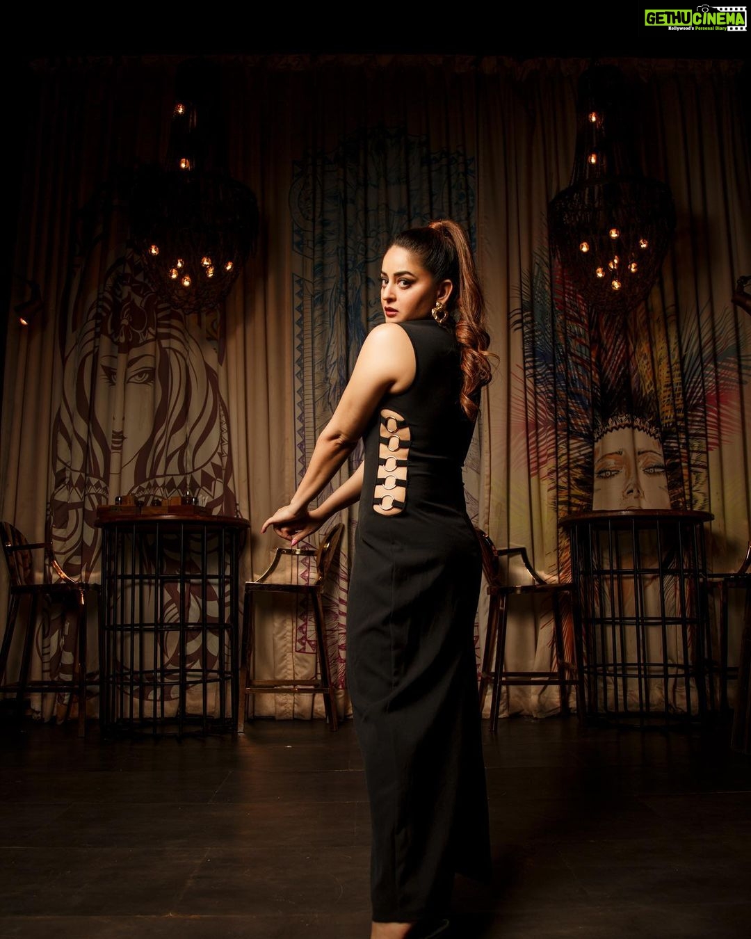 Mahhi Vij Instagram - Being a mother isn’t an excuse but rather a reason to bloom! It’s a reason to look and be your best. I want Tara always to say, ‘My Mumma looks pretty’ and be inspired to be a strong beautiful independent girl herself. Teach your daughters to be their best and never settle for mediocre! Pic @iam_kunalverma Location @experiencebarrel