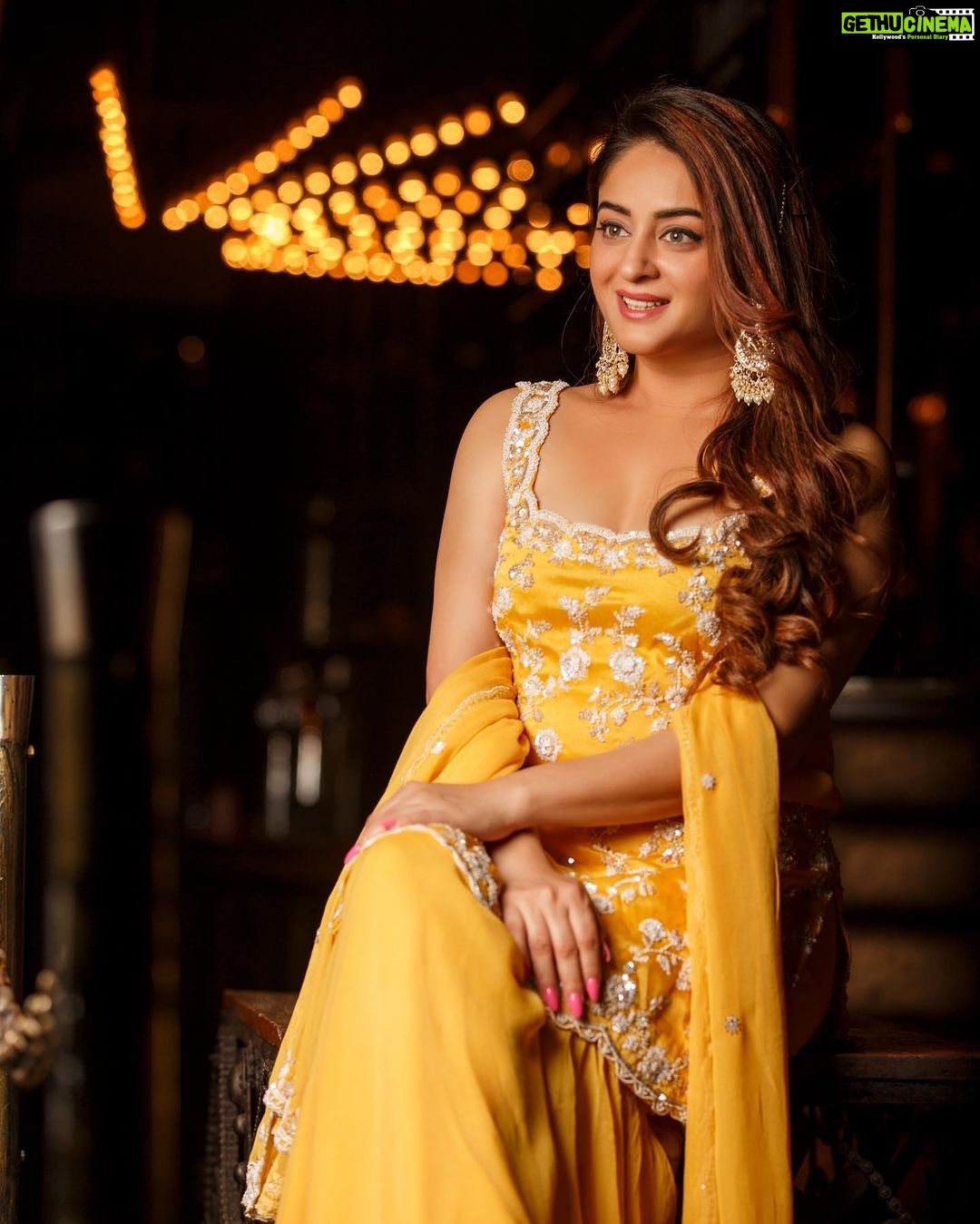 Mahhi Vij Instagram - Live life in warm yellows ππππππππ Outfit @frontierraas Jewellery @meraki.mumbai Styled by @stylebysaachivj Assisted by @sanzimehta777 @nehha_o @styledbynikinagda Pic @iam_kunalverma