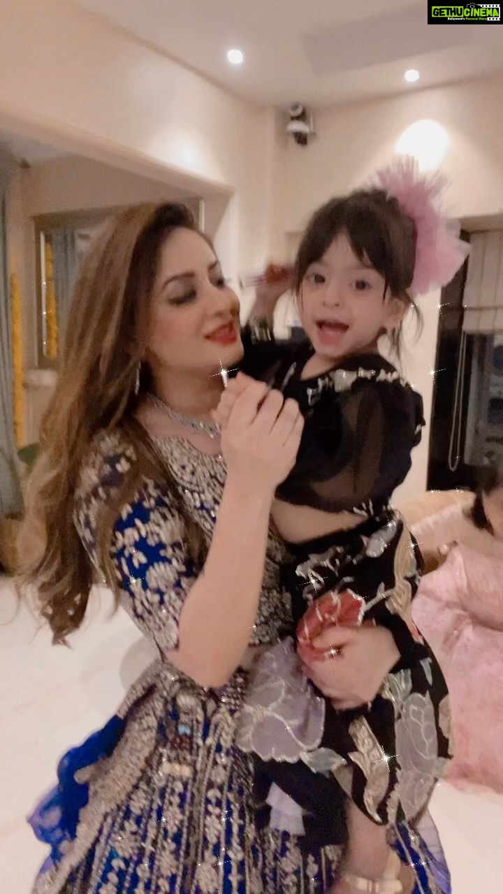 Mahhi Vij Instagram - My daughter the moment she sees her naani she forgets everything this is actually making me so proud of her.Tara is growing up so well,caring,loving,giving.The way she greets everyone.. her way of saying Jai mata di … asking everyone around while eating if they had food.Aap chai piyoge coffee piyoge unbelievable