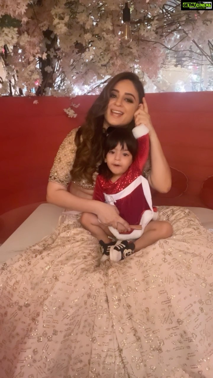 Mahhi Vij Instagram - 🎈🎈bcoz my daughter loves this song Before u guys start judging tara saw me leaving for shoot woke up to be with her mumma n when I was making reel she insisted to be in the reel bcoz she loves the song… 🙏