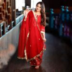 Mahhi Vij Instagram – Let the shade of red, the shade of love shine ❤️ #HappyKarwaChauth

📸: @prashantsamtani
👗: @theloom.in 
💄: @makeupbyrishabk 
📍: @bandramitron 
Team: @brandnbuzz