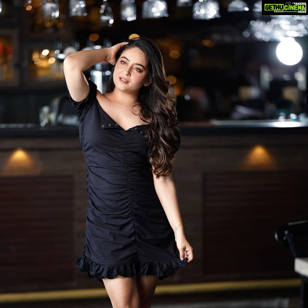 Mahhi Vij Instagram - Sometimes the world may just make you question why but time shall have all the answers....Just hang on tight, no path is without a destination! πΈ: @prashantsamtani π: @makeupbyrishabk π: @bandramitron Team: @brandnbuzz