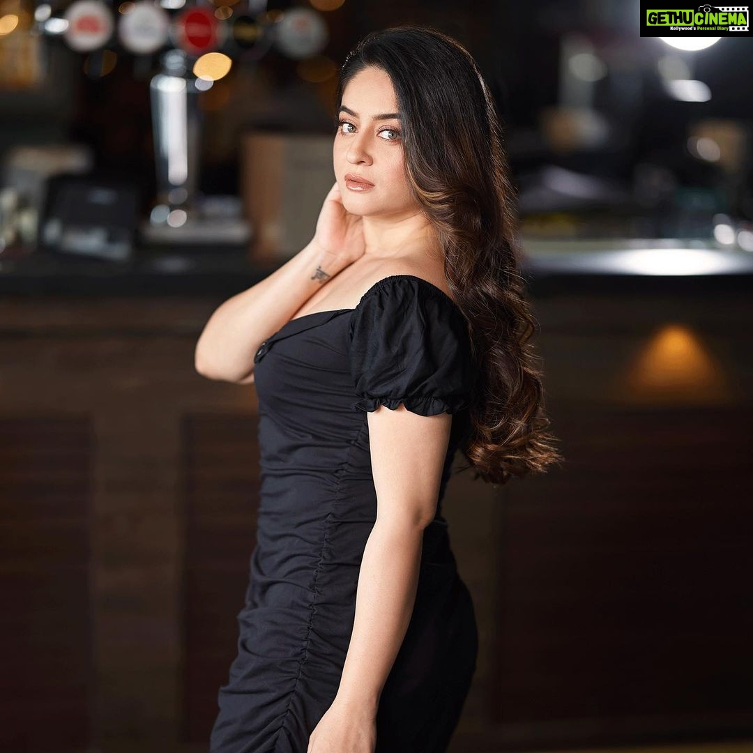 Mahhi Vij Instagram - Sometimes the world may just make you question why but time shall have all the answers....Just hang on tight, no path is without a destination! πΈ: @prashantsamtani π: @makeupbyrishabk π: @bandramitron Team: @brandnbuzz
