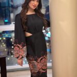Mahira Sharma Instagram - Hey new year ♥️ . . Outfit: @wabisabistyl Styling: @thestylefinesse 💄: @passirajan Downtown Dubai