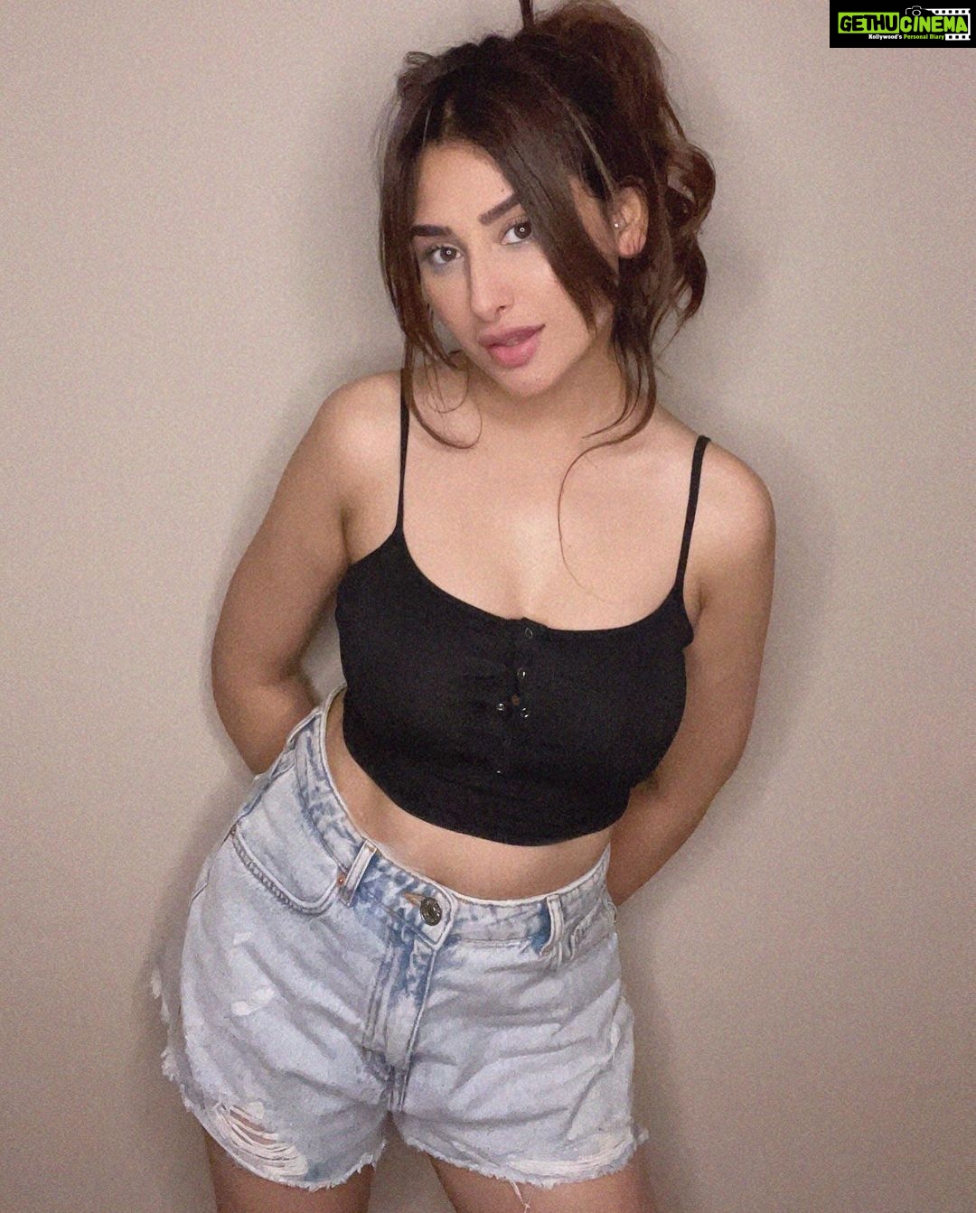 Mahira Sharma Instagram - Eyes , they never lie..➰