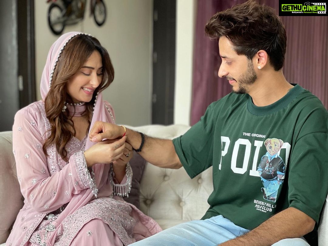 Mahira Sharma Instagram - Happy rakshabandhan 🤓👫 @akkezzz