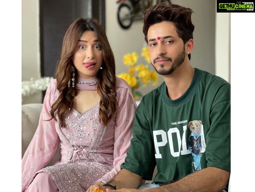 Mahira Sharma Instagram - Happy rakshabandhan 🤓👫 @akkezzz