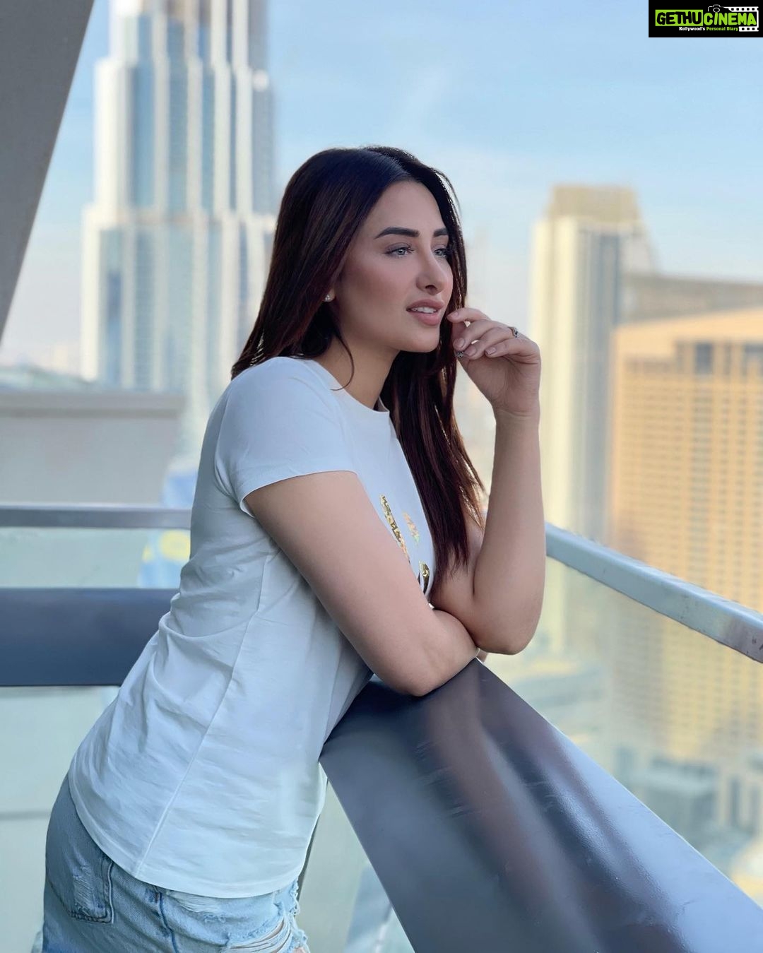 Mahira Sharma Instagram - The art of eye contact 💙 Downtown Dubai
