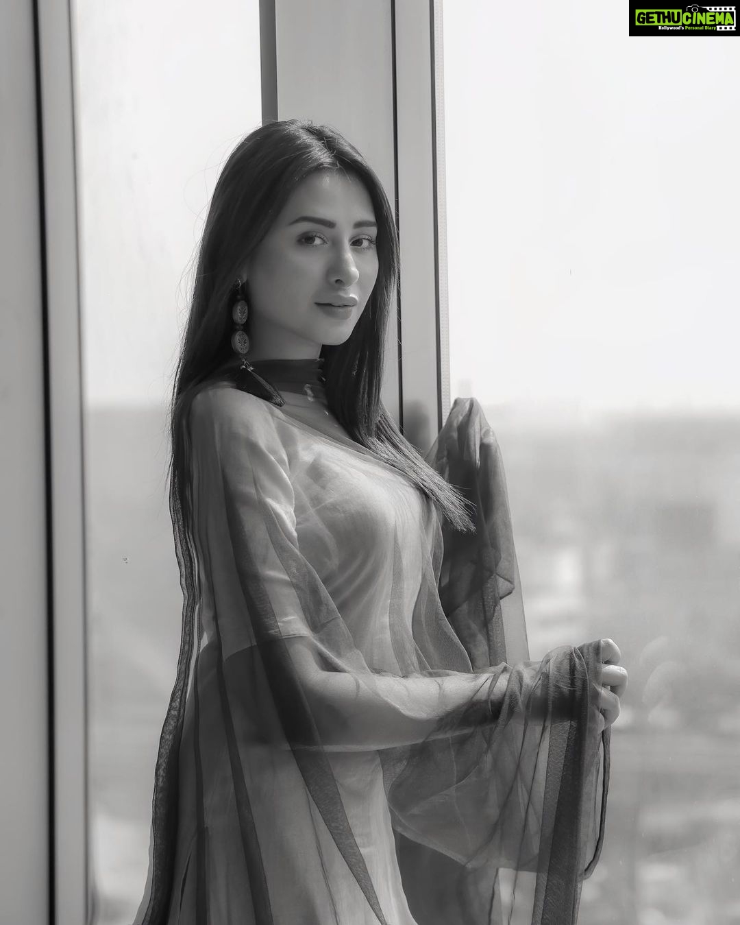 Mahira Sharma Instagram - You are exactly where you need to be trust the process. Trust 🌟 Dubai