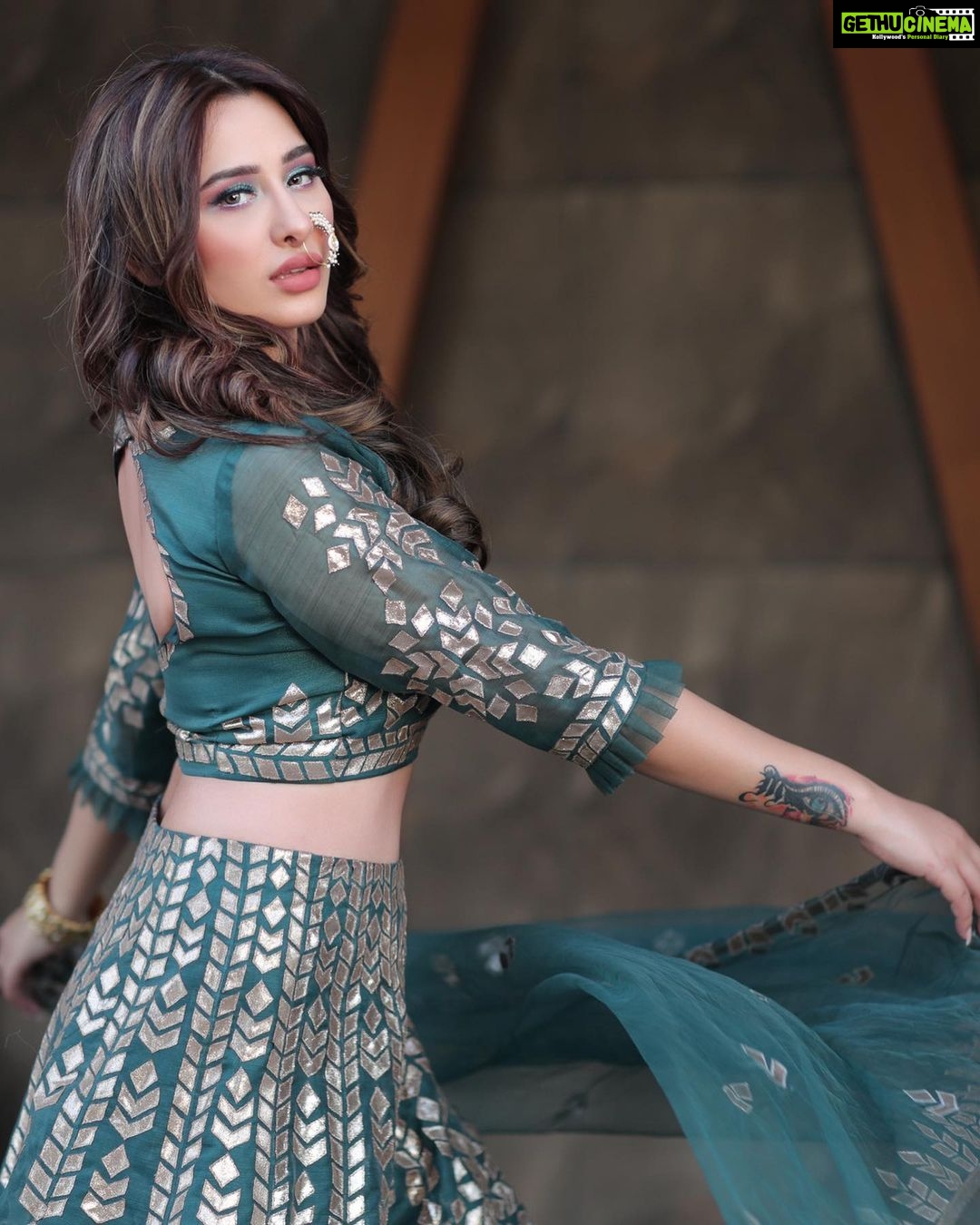Mahira Sharma Instagram - Palat ...:) . . . Shoot for @fablookmagazine Styled by @milliarora7777 @mininarula02 @stylescape__ Glam by @meerabhandarimakeovers Wearing @moni_by_kritikaa_arora Jewels by @jaipuramreli Shot by @shivamduaphotography
