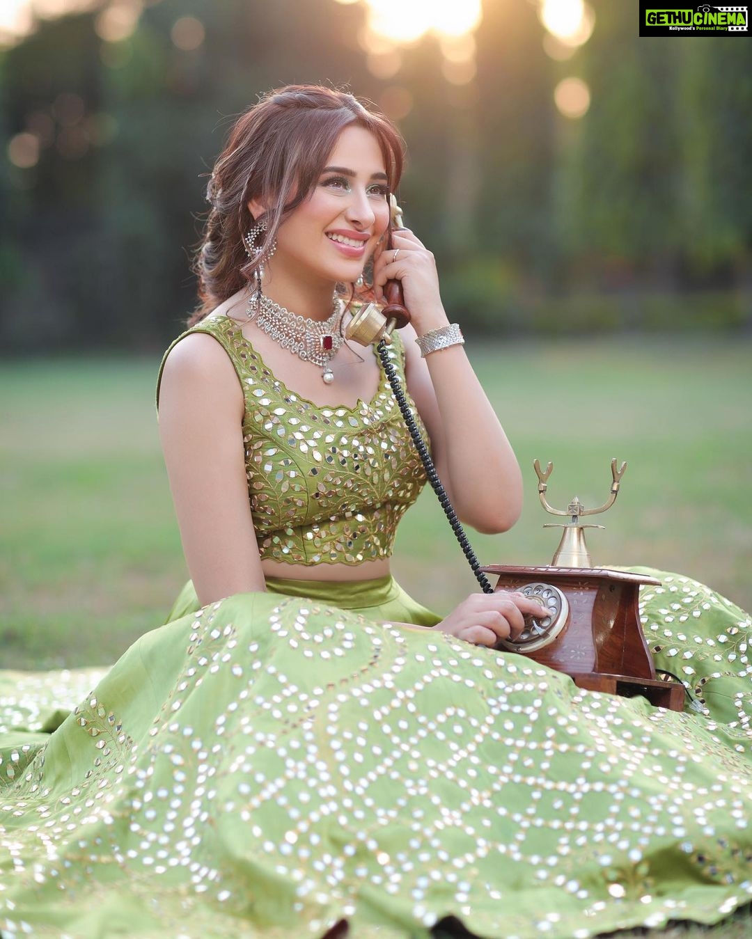 Mahira Sharma Instagram - When someone says : you can’t do that 😝 . . . . Styled by @milliarora7777 @mininarula02 @stylescape__ Glam by @meerabhandarimakeovers Wearing @aainaastudio Jewels by @amritjewels Shot by @shivamduaphotography