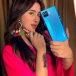 Mahira Sharma Instagram - Dare to #FlauntItYourWay and stand out from the ordinary. Love love love the #AIColorPortrait mode in #TheSleekestPhone of 2020, #OPPOF17Pro. Wanna try it out yourself? It's available now! @oppomobileindia