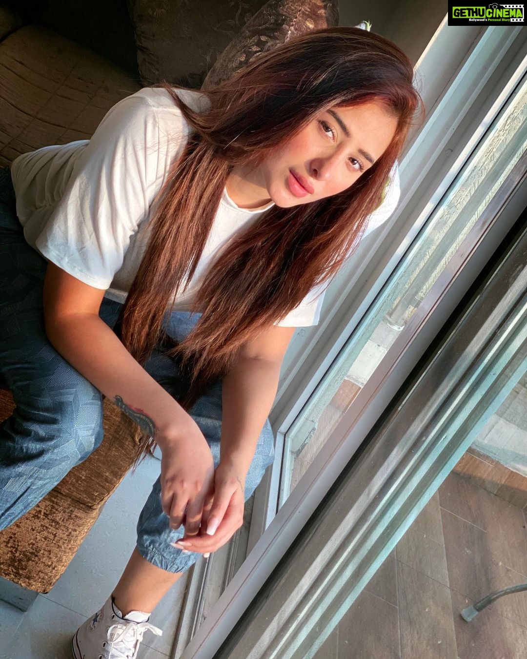 Mahira Sharma Instagram - Lookin’ at you 💙