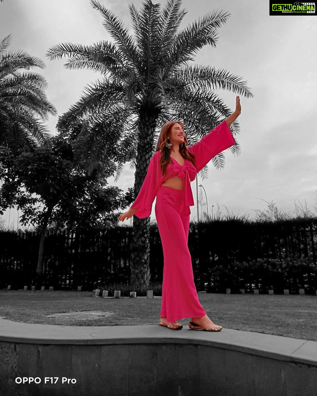 Mahira Sharma Instagram - Dare to #FlauntItYourWay and stand out from the ordinary. Love love love the #AIColorPortrait mode in #TheSleekestPhone of 2020, #OPPOF17Pro. Wanna try it out yourself? It's available now! @oppomobileindia
