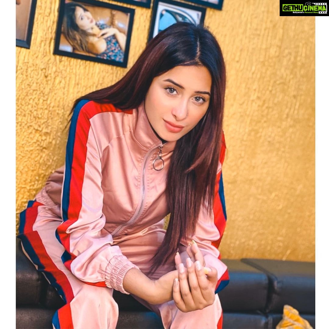 Mahira Sharma Instagram - Look into my eyes ♥️ .