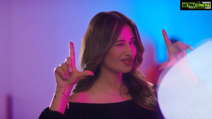 Mahira Sharma Instagram - #loveyouoye out now 🙌🏻☺️ let me know what you guys think mera ta favourite song aa ❤️ . . . . @prabhgillmusic @dilsher.trumakers @khushpal.trumakers @oldskool_official