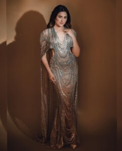 Mahira Sharma Instagram - 𝓉𝒶𝓀𝑒 𝒶 𝒹𝑒𝑒𝓅 𝒷𝓇𝑒𝒶𝓉𝒽 𝒶𝓃𝒹 𝓁𝑒𝓉 𝒾𝓉 𝑔𝑜 𝒷𝒶𝒷𝓎

.
.
.

Outfit : @laxmikrishnaofficial 
Styled by : @tiara_gal @akansha.27
💄: @puneet_makeovers 
👠: @urbantoes