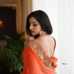 Malavika Menon Instagram - My love for this timeless beauty is never ending 😍❤️🧡 @yla_designs @_sanaah._ @rijil_kl #saree #elegance #sixyards
