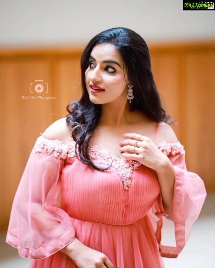 Malavika Menon Instagram - Because life is a beautiful thing and there's so much to smile about💖 Dolled up for the inaugural function of cm mobiles palakkad.🤍 Pc @baljithm Dressed in @fashionbaycouture Mua @colazbridal