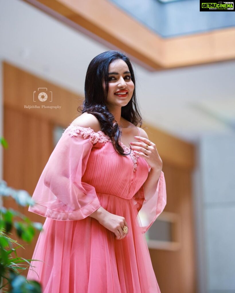 Malavika Menon Instagram - Because life is a beautiful thing and there's so much to smile about💖 Dolled up for the inaugural function of cm mobiles palakkad.🤍 Pc @baljithm Dressed in @fashionbaycouture Mua @colazbridal