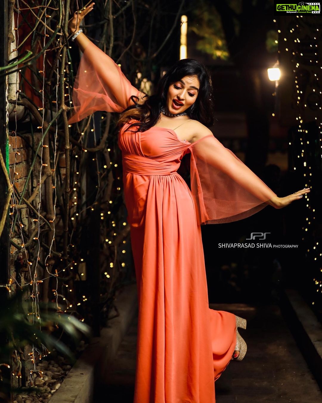 Malavika Menon Instagram - Birthday glow😍🥰✨ Capture @magicclick1005 Location @aatma_eventspace Decor @goodlook_theeventdesigners Dressed in @fashionbaycouture Dolled up @aswathi_sasidharan__