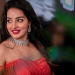 Malavika Menon Instagram - Cheers to another year🥂✨ Pc @_sooraj_sankar_ Location @aatma_eventspace Decor @goodlook_theeventdesigners Dressed in @fashionbaycouture Dolled up @aswathi_sasidharan__