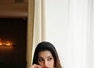 Malavika Menon Instagram - 🌝⭐️💫✨♥️ #fanaa #hindi #songs #fav #kind #hits #different Wearing @yla_designs Mua @makeover_by_sanaah Capture @rijil_kl Jwlry @makeoveravenue