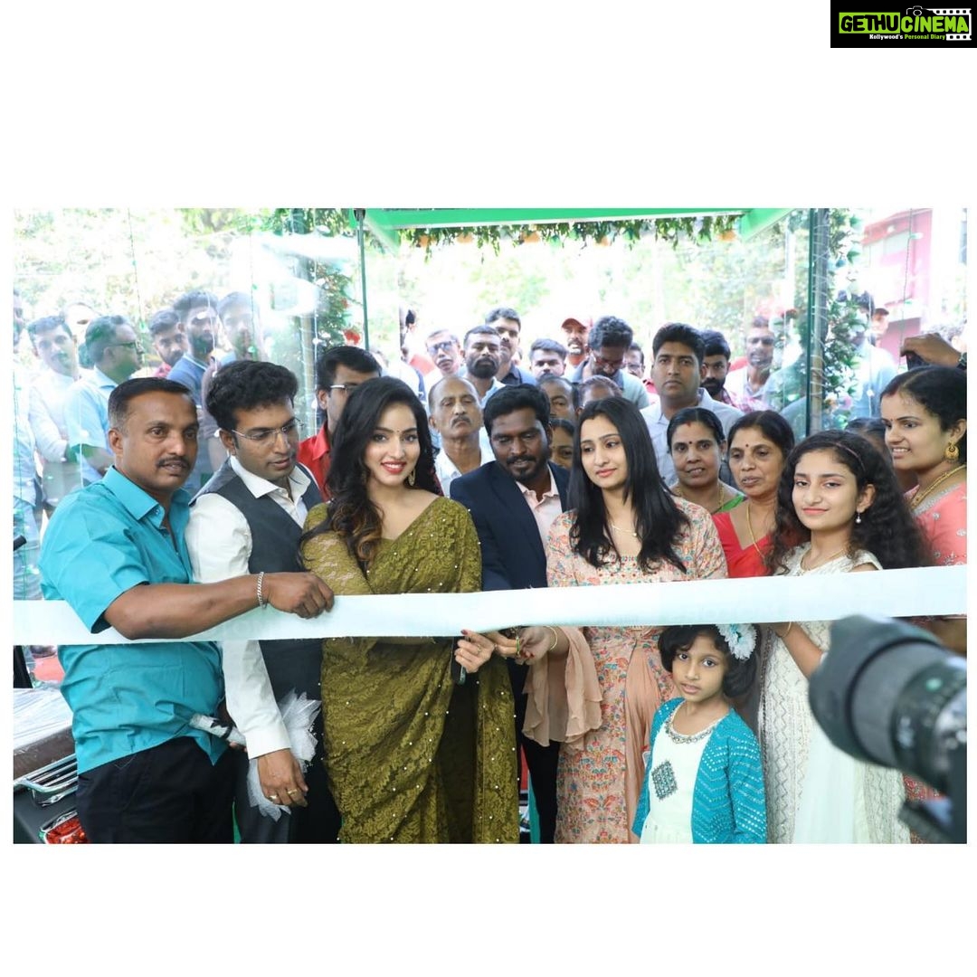 Malavika Menon Instagram - Mua @vanithya Wearing #own At Tirur for tezz motor’s electric kinetic green two wheeler dealership 🌈☺️ @tezz_kinetic_green #inaugration #tirur #malappuram #kerala #malavika #mm #malayalam