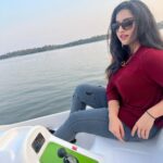 Malavika Menon Instagram - This is what staycation looks like…. Unbothered ..relaxed..😇☺️😄casual! Pc @pramodpappan007 @nima_chandran @ @bluesereneresorts Last weekend with backwater & coconut trees! 🤗