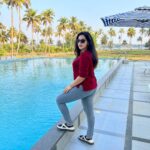 Malavika Menon Instagram - This is what staycation looks like…. Unbothered ..relaxed..😇☺️😄casual! Pc @pramodpappan007 @nima_chandran @ @bluesereneresorts Last weekend with backwater & coconut trees! 🤗