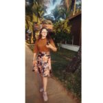 Malavika Menon Instagram - Vibin with vintage wind in goa 🧡❤️🤎 #vibes #goa #vintage #instagram #mallugram #happy #food #sea #dance #musically #getdressed #yay #friday