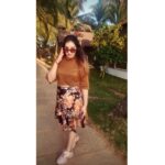 Malavika Menon Instagram - Vibin with vintage wind in goa 🧡❤️🤎 #vibes #goa #vintage #instagram #mallugram #happy #food #sea #dance #musically #getdressed #yay #friday