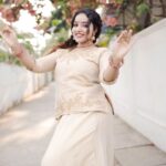 Malavika Menon Instagram - Dance to the tunes of Swayamvara theme song and upload those dance reels on your social media page. Don't forget to follow the Swayamvara Silks Instagram page and tag them with the hashtag #swayamvarasong! Participants will recieve exciting prizes from Swayamvara Silks! Last date of accepting entries: April: 30. Best of luck! SWAYAMVARA SONG Kindly follow our page @swayamvarasilksindia a for More updates.. Inframe:@malavikacmenon #Swayamvarasong #reelschallenge #dancechallenge #malavikamenon #actressmalavikamenon #instagood #instagram #dulquersalman #dq #dancereels #dancechallenge #Swayamvarasilks