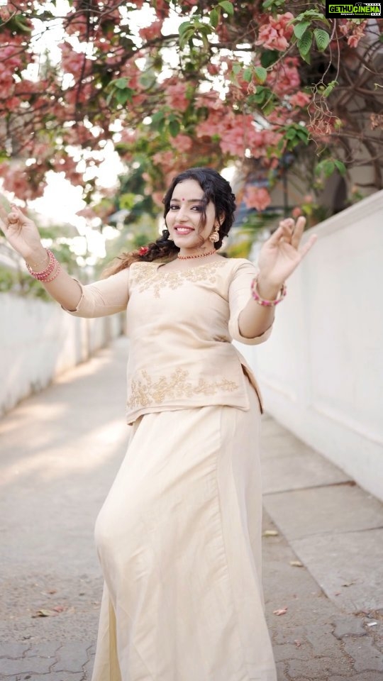 Malavika Menon Instagram - Dance to the tunes of Swayamvara theme song and upload those dance reels on your social media page. Don't forget to follow the Swayamvara Silks Instagram page and tag them with the hashtag #swayamvarasong! Participants will recieve exciting prizes from Swayamvara Silks! Last date of accepting entries: April: 30. Best of luck! SWAYAMVARA SONG Kindly follow our page @swayamvarasilksindia a for More updates.. Inframe:@malavikacmenon #Swayamvarasong #reelschallenge #dancechallenge #malavikamenon #actressmalavikamenon #instagood #instagram #dulquersalman #dq #dancereels #dancechallenge #Swayamvarasilks