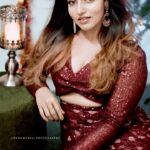 Malavika Menon Instagram - May this season be full of light laughter for you and your family✨😍🙏❤️🎄🥳 #christmas #2022 #xmas2022 #yearend #grateful #blessed #happy #red #trending