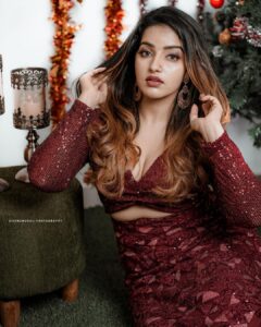 Malavika Menon Instagram - Merry Christmas loves🎅🎁✨
Wearing @fingerprinz_bridal_hub
Capture @jishnumurali_ 
MAKEUP : @_arya_jithins_makeover
Hair : @makeovers_by_anjaly